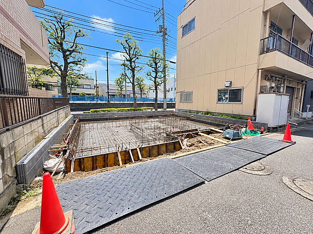 【現地外観写真(2026年9月撮影)】前面道路も広々。車庫入れの苦手な方でもラクラク駐車が可能です。