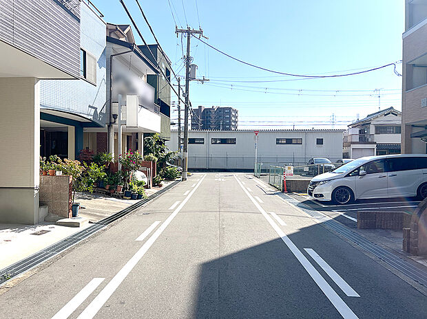 南側に開けた見通しの良い道路です。交通量が少なく、落ち着いた住環境が魅力。小さなお子さまのいるご家庭でも安心です。
