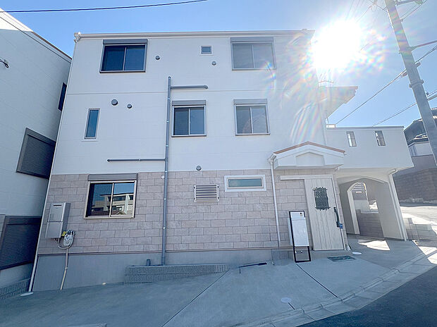 石調の外壁とワイドバルコニーなど、細部までこだわったデザイン性の高い外観。帰るたびに嬉しくなる、存在感のある佇まいがご家族の毎日を豊かに彩ります。