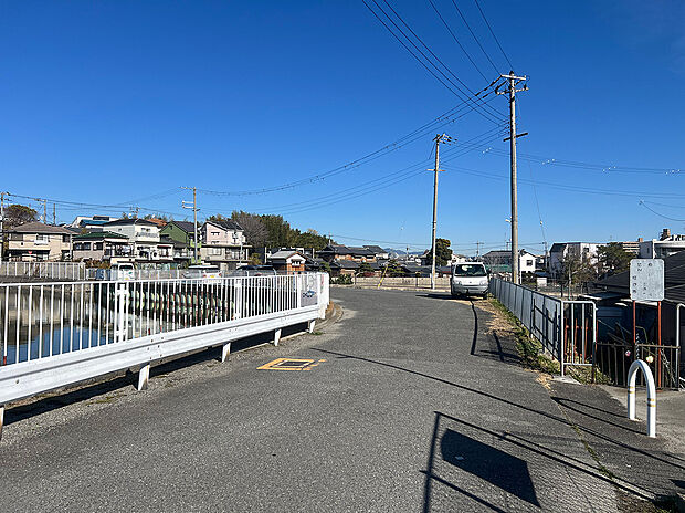 物件のすぐそばには、池の畔を周遊できる遊歩道が整備されています。車通りも少なく、お子様と手を繋いで歩くのにも安心な道のり。毎日の通勤通学や、ちょっとしたリフレッシュの時間も、心地よい風を感じられます。