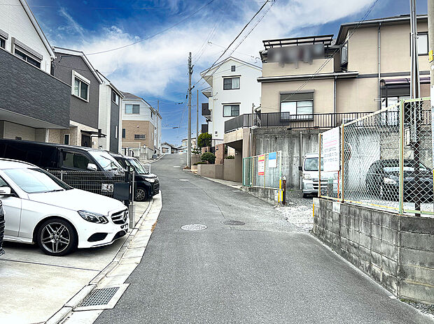 現地周辺の住宅街は道幅にゆとりがあり、車のすれ違いも落ち着いて行えます。四季を感じる植栽も点在し、日々の暮らしに穏やかな時間をもたらします。子育て世帯にも人気の理由が伝わる街並みですです。