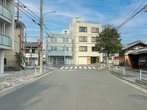 通りに面した開放的な立地条件。現在はアイワホームの管理物件となっており、これから更地へと整備されます。採光や通風に優れた３階建てプランをご提案。自由設計で叶える理想の家づくりを応援