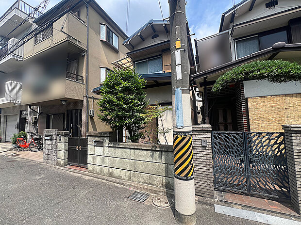 現地と前面道路の様子。南東側約4.7mの公道に約4.83m接道しています。周辺は戸建住宅が並ぶ住宅街です。
