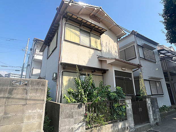 現地外観。間口や隣地との位置関係、周辺の街並みをご確認いただけます。現地見学の際は建物計画についてもご相談ください。