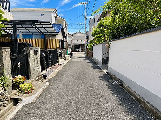 現地周辺の道路(2026年8月撮影)。戸建住宅が建ち並ぶ住宅街です。現地までの道路状況や周辺の街並みなど、ぜひ現地で実際にお確かめください。
