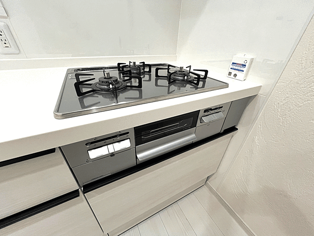 【ガラストップコンロ】「毎日のごはんが、だんだん楽しくなった気がする。」
― 美しいガラストップが、家事の負担を軽減し、気持ちまで明るくする―