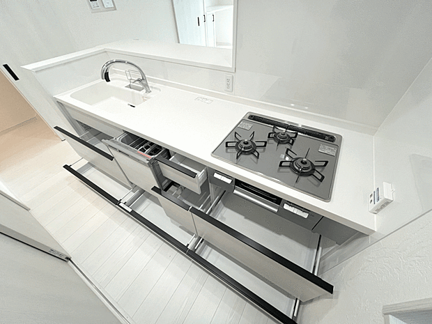 【キッチン】「“ごはんできたよ”が、ダイニングまでワンアクション。」
― 配膳も会話もスムーズな、家事導線の最適解 ―