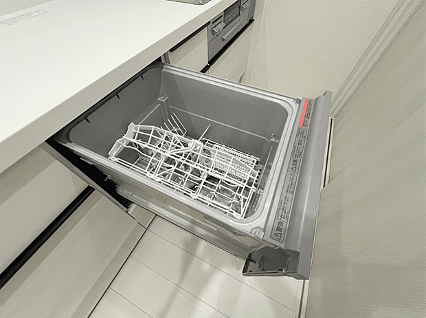 【食器洗い乾燥機】「“洗う手間”が、家族と過ごす時間に変わる。」
― 食器洗い乾燥機が、日々の家事を無駄なく効率よくしてくれる―