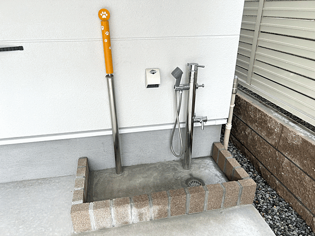 【ペット用外部水栓】「“ただの水栓”で済ませない家庭に、これがちょうどいい。」
― ペットもガーデニングも、シャワーもお湯も、これひとつでまかなえる―