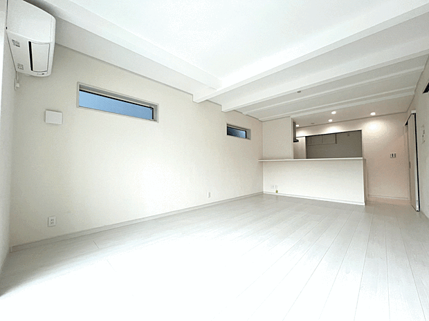 【■リビング】2Fリビング16.1帖。清潔感と安らぎの白いリビングでエアコン付き。
※室内(2025年7月)撮影