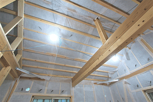 【■断熱材】断熱材は天然の木質繊維「セルロース断熱材」を採用。自社製作で品質を一定に保ちます。夏涼しく冬暖かい快適な住環境をつくりあげ永く健康に暮らすことができます。