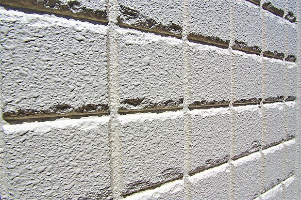 【ALC外壁】別名「空気を着たコンクリート」と呼ばれ体積の75％が気泡なので水に浮くほど軽いです(画像：右の素材)中は気泡でも磁気養生されている為ひび割れや変形しにくく地震に強いです。熱伝導率はコンクリートの10倍も低いため夏は涼しく、冬は暖かく過ごせます。また、ALCは耐火性が非常に高く火災にも安心です。