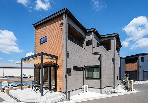 【1号棟】外水栓を２か所設けたことで、洗車をする際や、お子様のプールで使用する際など、用途によって使い分けができます。