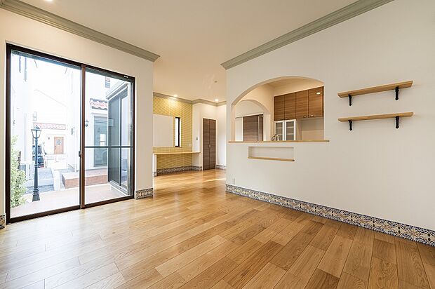 【【S-14】リビング】リビング・ダイニングに面した大きなテラスには、シェードやタープを張るためのフックを設置。日差しの強い日でもアウトドアリビングとして楽しむことができます。