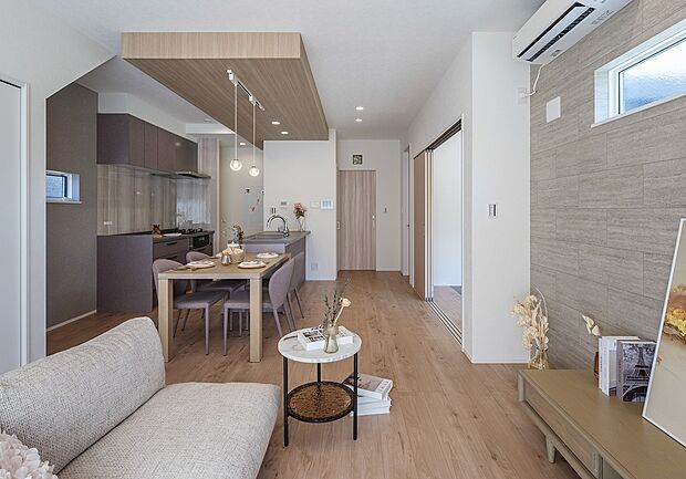 【【1号棟　リビング】モデルハウス】【横並びダイニング】料理の配膳や片付けのしやすさはもちろん、キッチンで作業しながら家族とコミュニケーションがとれる空間設計です。