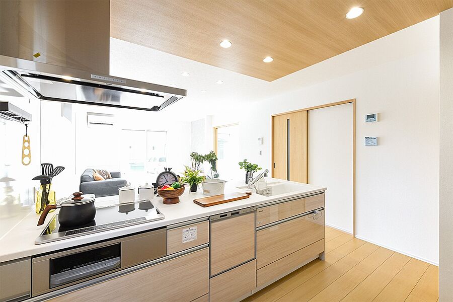 LDKは開放的なワンルーム設計。キッチンからは全てが見渡せ、家事をしながらお子様の動きを見守れます。（3号棟）