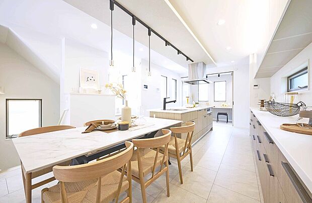 【【No.3】ベイクラボ】白を基調としたカフェのような明るい空間に、アイランドキッチンとゆったり囲めるテーブルを設えました。
家族と料理を楽しんだり、友人を招いてティータイムを過ごすなど、自然と人が集まる“ベイクラボ”です。