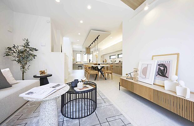 【【No.3】LDK】白を基調とした明るいLDKは、奥へ視線が伸びる心地よい一体空間。
ナチュラルな素材感がやさしく調和し、家族の時間を穏やかに包み込みます。