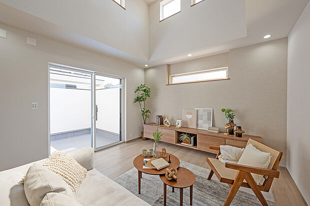 【B号棟:リビング】リビングとつながるウッドデッキバルコニーは、風や季節を感じながら過ごせる“セカンドリビング”。家族の遊び場やくつろぎの場として、日常に彩りと開放感をもたらします。