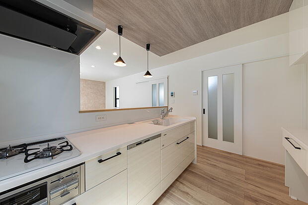 キッチンはパントリー付き。食品をたっぷり保管できます。