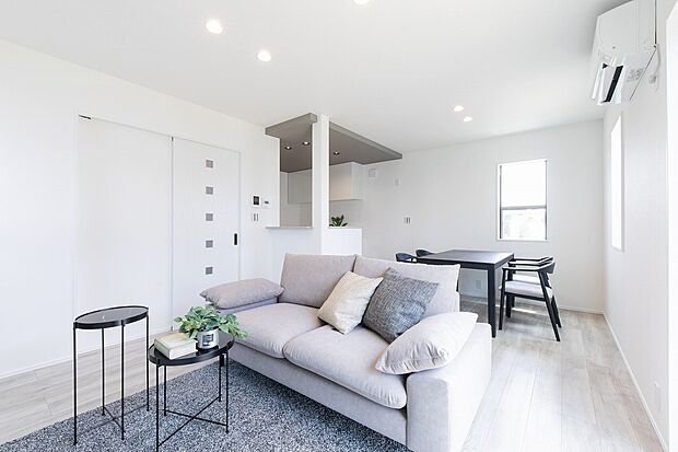 生活のイメージがしやすいよう、家具を設置しました♪