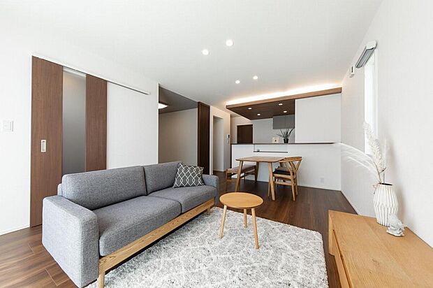 約16帖のゆとりあるリビング。大きな窓から明るい陽光が差し込みます。