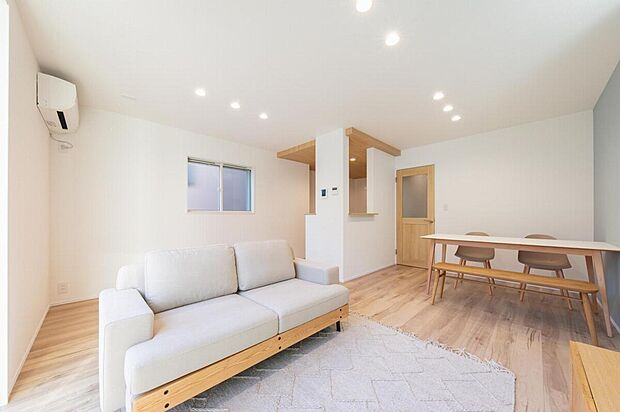 【No.2】リビング。北欧ナチュラルな家具を設置しました。