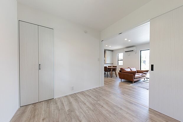 【洋室】リビング横には生活スタイルに合わせて多様な使い方のできる居室を設けました。
リビングからも目が届くため、お子様の遊び場や在宅ワークスペースにもぴったり。