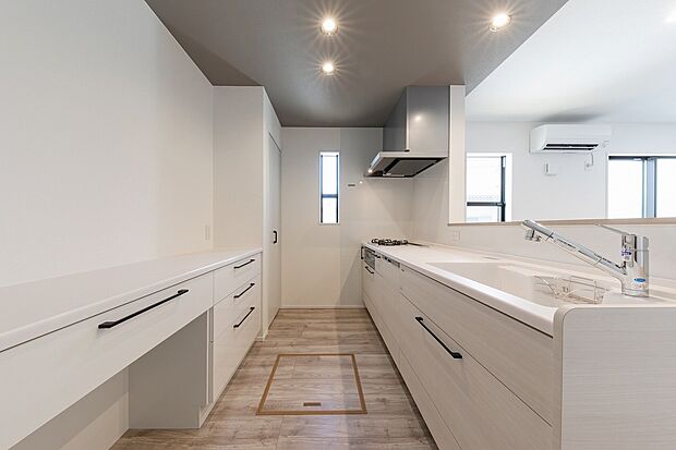 【キッチン】「タカラ」のシステムキッチン。アクリル人造大理石シンクは耐久性、静音性に優れています。汚れやすい部分をホーローでガードしているので、簡単なお手入れでキレイを長持ちさせられます。食洗器付きでご家族5人分の食器が自動で洗えて大変便利です。家事の時間短縮・節水にもつながりますので、ご家族だんらんの時間を作りやすく、冬場の手荒れも減らせます。