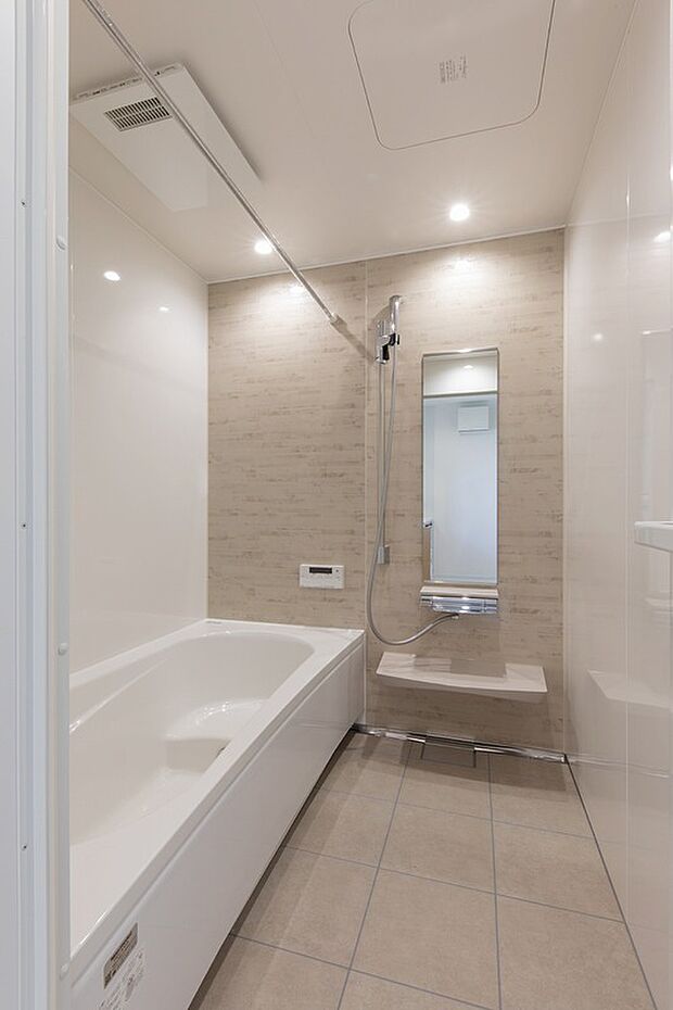 【浴室】「タカラ」のシステムバスルーム。たっぷりの保温材と頑丈なホーローでできた浴室パネルは高い断熱性と耐久性を誇ります。床も汚れに強い素材で、お手入れカンタン、いつも清潔に保てます。