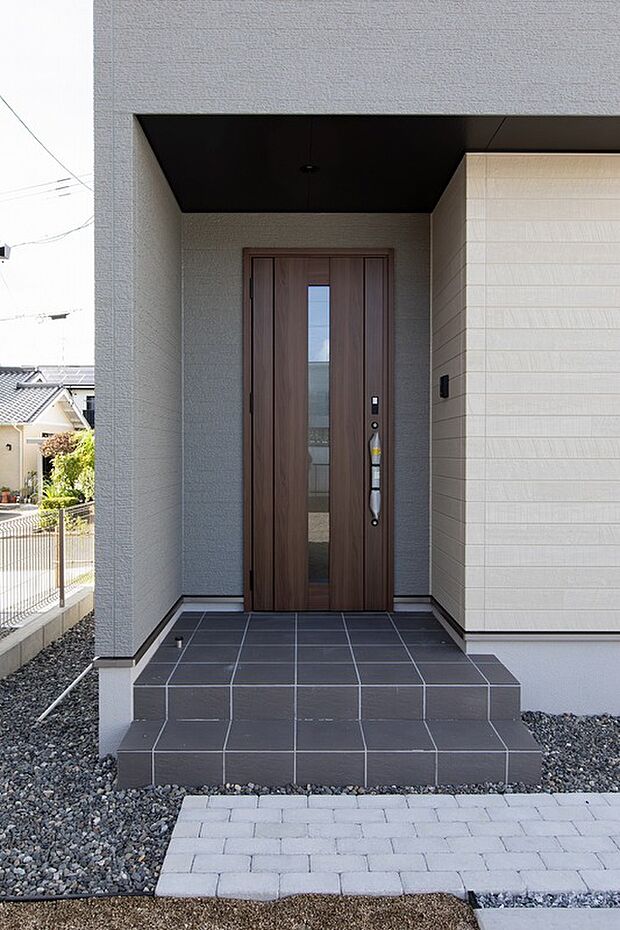 【玄関ポーチ】玄関ポーチは広すぎずお手入れの手間を増やしません。