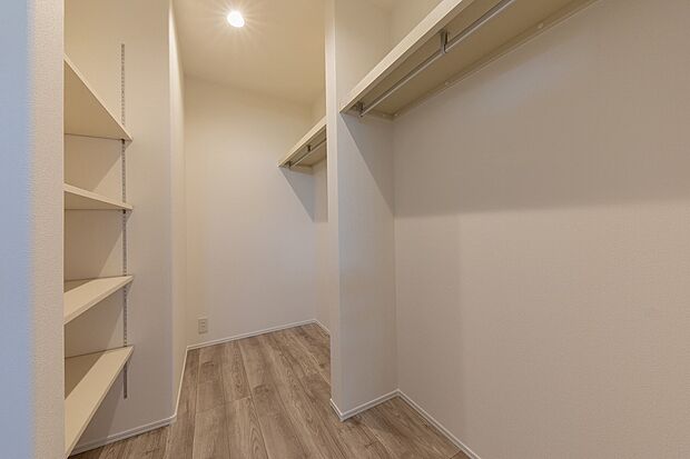 【収納】2.7帖のWIC。ご家族の服が増えても安心です。