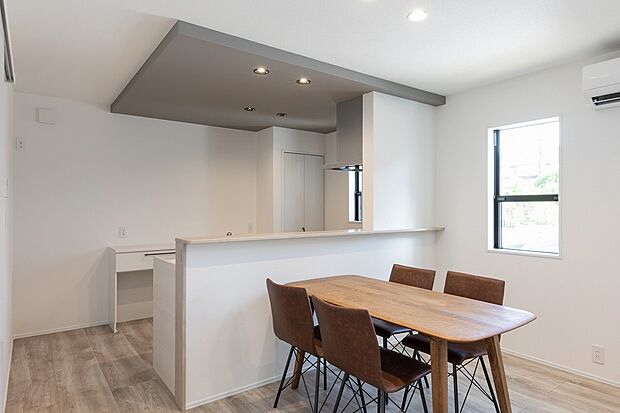 【ダイニング】カウンターキッチンで配膳・片付けもラクラク♪

