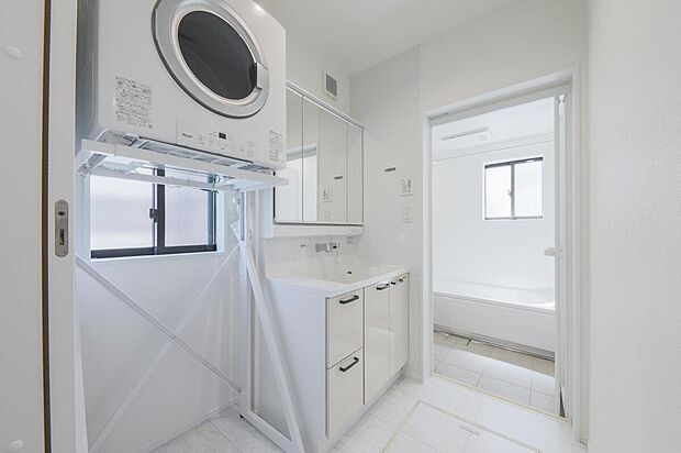 【洗面・衣類乾燥機】洗面室は十分な広さがあり、朝の忙しい時間帯でもストレスなく使えます。ガス衣類乾燥機「乾太くん」付きです!