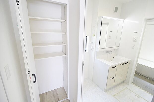 【収納】洗面室横にあったら嬉しい収納を設置。洗剤のストック入れ、掃除用具収納などに役立ちます。