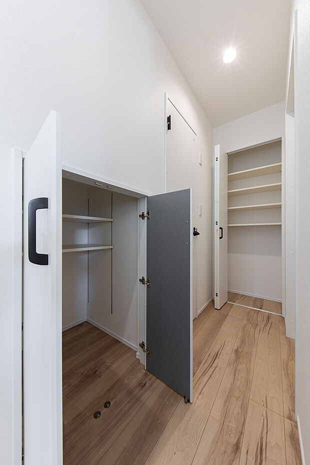【収納】階段下のスペースも有効に活用し、充実の収納を設けました。