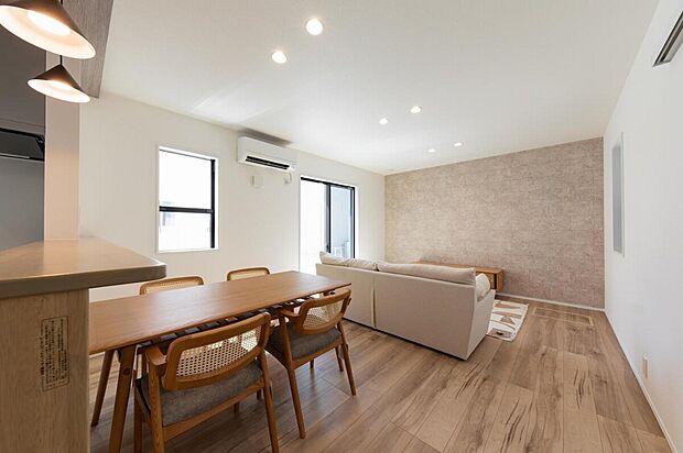 【リビング】アクセントクロスがおしゃれなリビング。大きな窓から取り込むたっぷりの自然光が、明るく開放的な雰囲気を演出します。