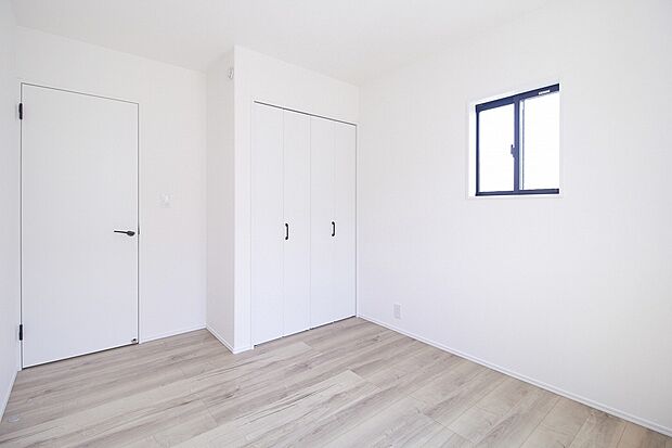 【洋室】二階の各居室は二面採光を確保しており、自然光がたっぷりと差し込みます。明るく、風通しの良い快適なプライベート空間で、リラックスしたひとときをお過ごしいただけます。