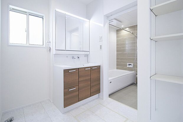 【洗面化粧台】洗面化粧台もタカラスタンダード製。幅は90cmあり、ゆったり使用できます。