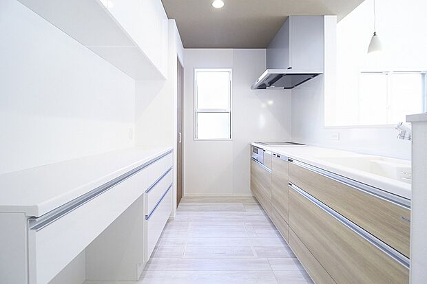 【キッチン収納】キッチンの引き出しと、吊戸棚を完備。食器や調理器具をたっぷり収納できます。