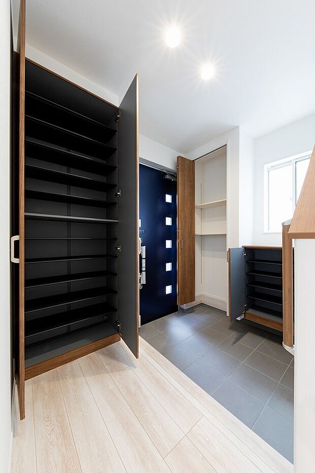 【玄関】土間収納や下駄箱など収納が充実!