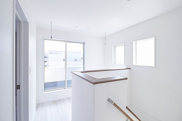 【2階ホール】室内干しができるランドリースペースとして利用できる2階ホール。