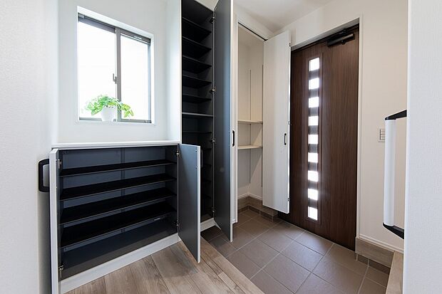 【玄関】靴も趣味の道具もたっぷり収納できる玄関収納。