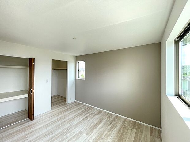 【洋室】収納豊富な主寝室。