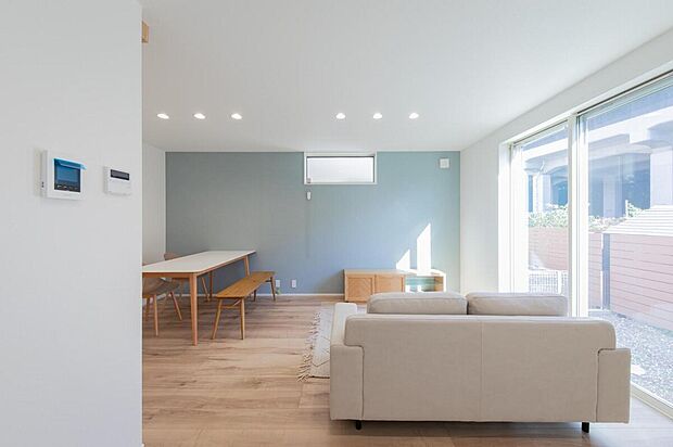 【【No.2】リビング】アクセントクロスを採用したリビング。