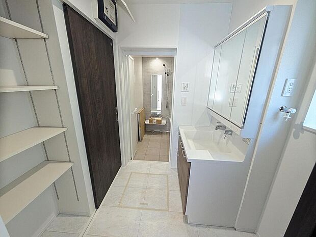 【【No.2】洗面】 洗面台もお手入れしやすい設計。後ろにはタオルや洗剤もスッキリしまえる収納を設けました。