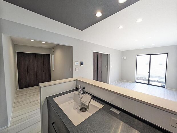 【【No.1】 リビング】リビング横には生活スタイルに合わせて多様な使い方のできるスペースを設けました。 リビングからも目が届くため、お子様の遊び場や在宅ワークスペースにもぴったり。