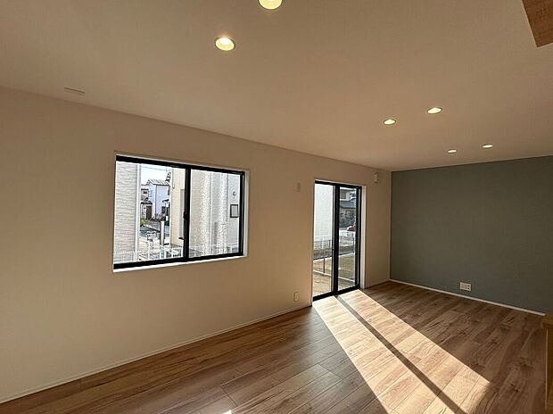 【【No.3】 リビング】大きな窓は解放感たっぷり。陽光も差し込み明るい雰囲気です。