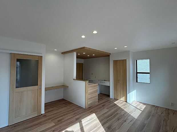 【【No.3】 リビング】キッチンはパントリー付き。食品をたっぷり保管できます。