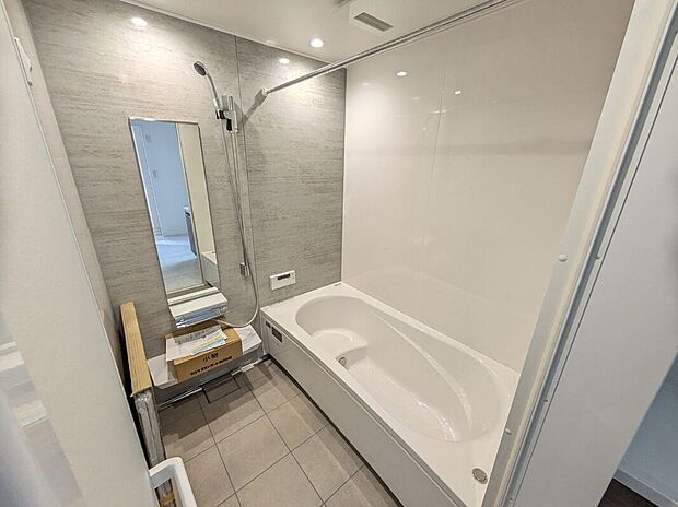 【浴室】「タカラ」のシステムバスルーム。たっぷりの保温材と頑丈なホーローでできた浴室パネルは高い断熱性と耐久性を誇ります。床も汚れに強い素材で、お手入れカンタン、いつも清潔に保てます。
